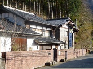 陶器と良寛書の館 (1)