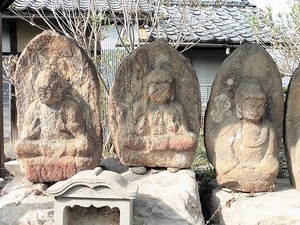 田篠の石造三尊坐像 (1)