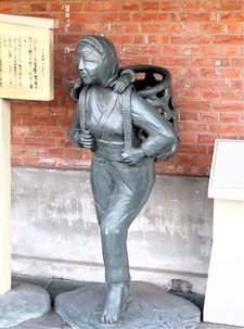 かかあ天下像 (2)