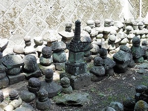 井上家墓地の宝篋印塔 (2)