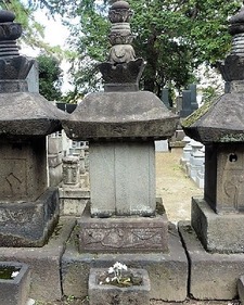 高須隼人の墓 (2)