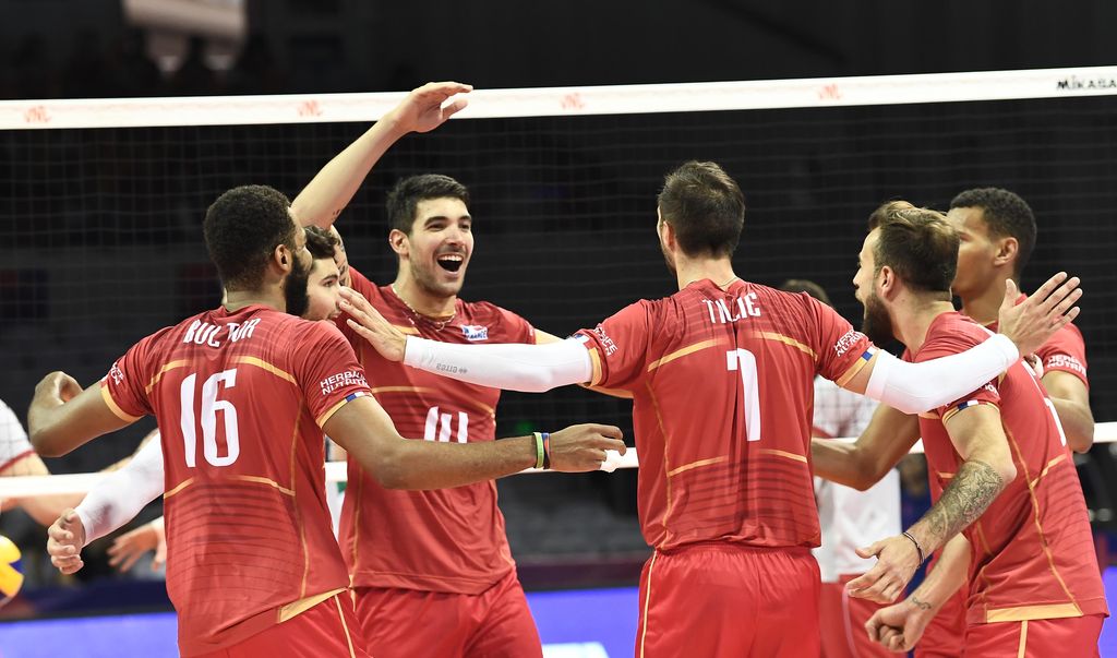 Frenchplayersgathertocelebrateapoint