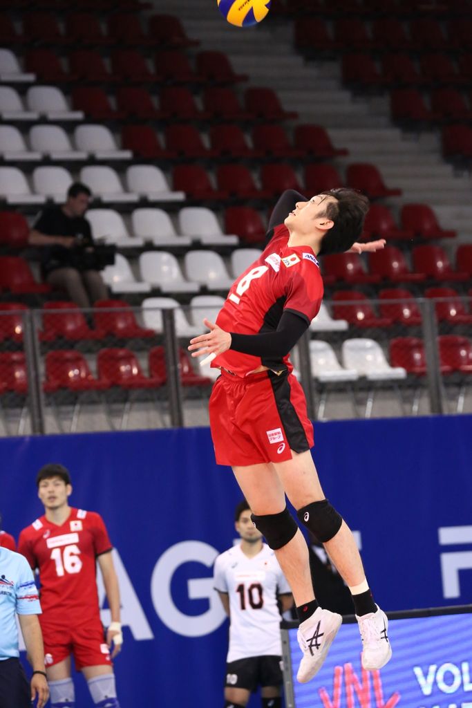 MasahiroYanagidafromJapanservestheball