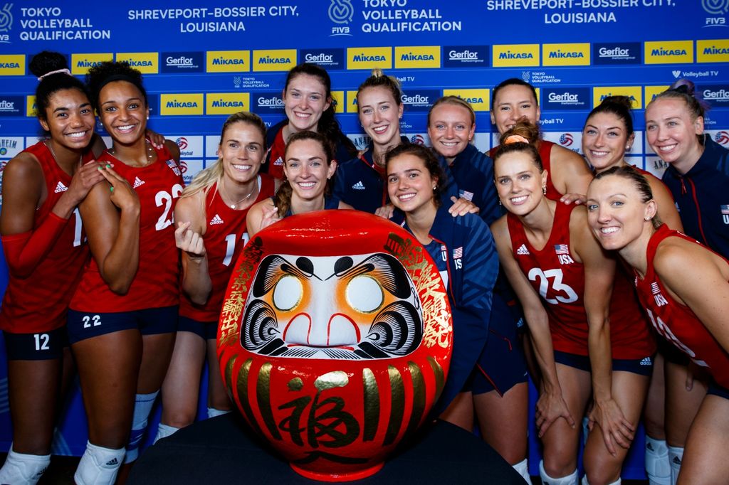 AmericanteamwiththeDarumadoll