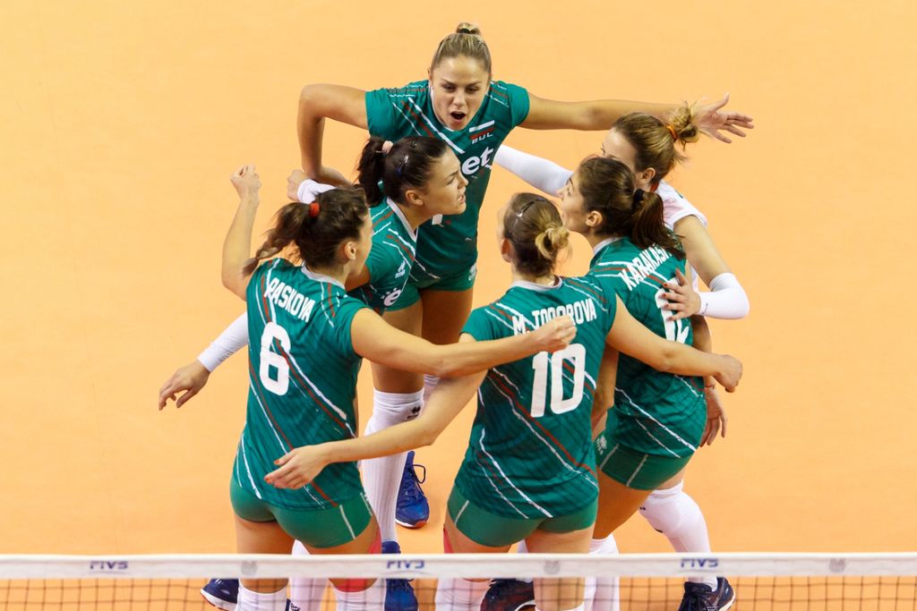 Bulgarianplayerscelebrateafterwinningapoint