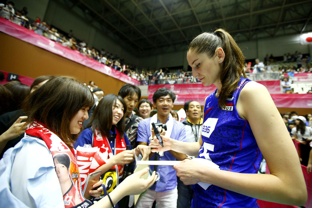 JapanesefansgetanautographfromRussiasTatianaKosheleva