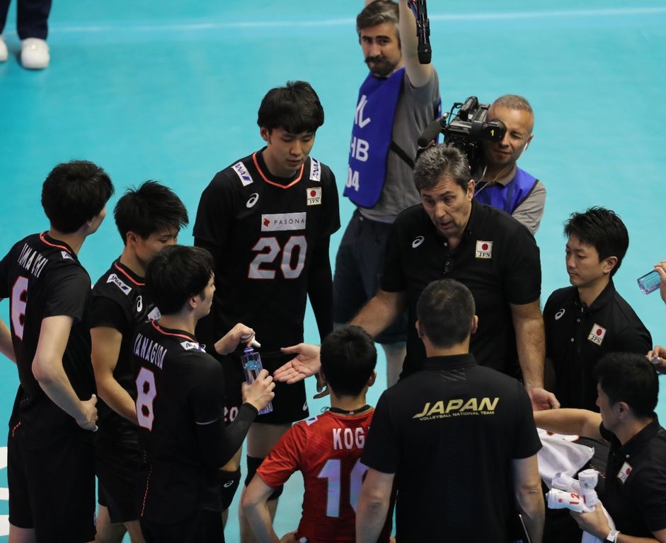 JapansassistantcoachPhilippeBlaingivinginstructionsduringtimeout