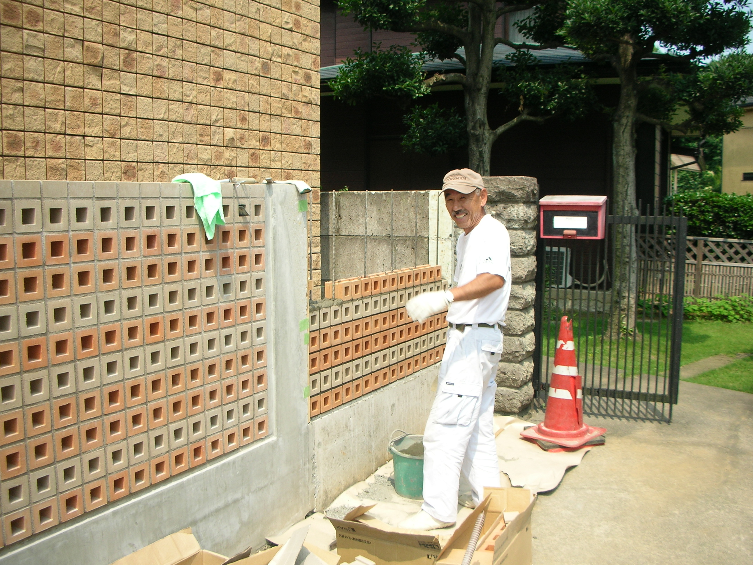 お隣の有孔ブロック タイルショップスタッフ通信