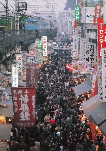 【速報】昔の日本のが看板が日本語だけで統一されててむしろ景観がイイと判明