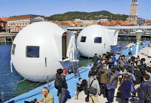 球体型の「水上ホテル」、無人島まで移動し宿泊 ハウステンボス 1泊5万円～