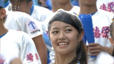 甲子園で花咲徳栄高校の可愛いチアガールが映る