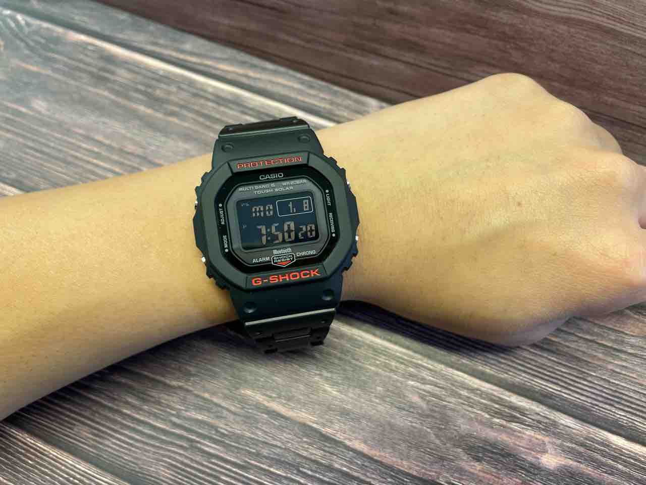 G-SHOCK】赤と黒の王道の組み合わせがカッコいい!【GW-B5600HR G-SHOCK】赤と黒の王道の組み合わせがカッコいい!【GW-B5600HR
