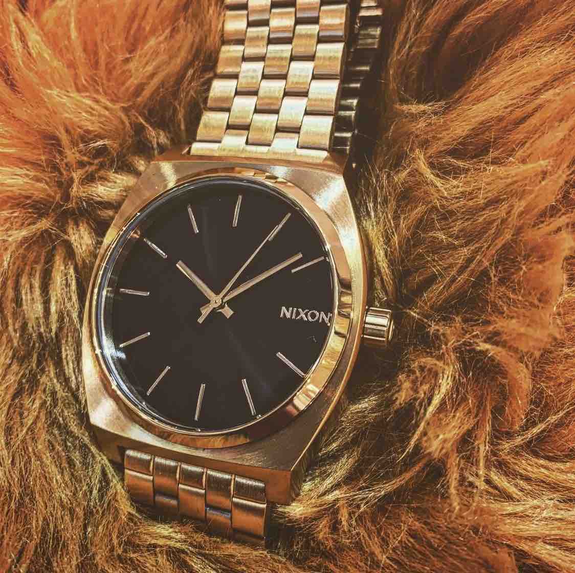 NIXON】定番アイテムを煌びやかなゴールドで包む！ : タイムズギア