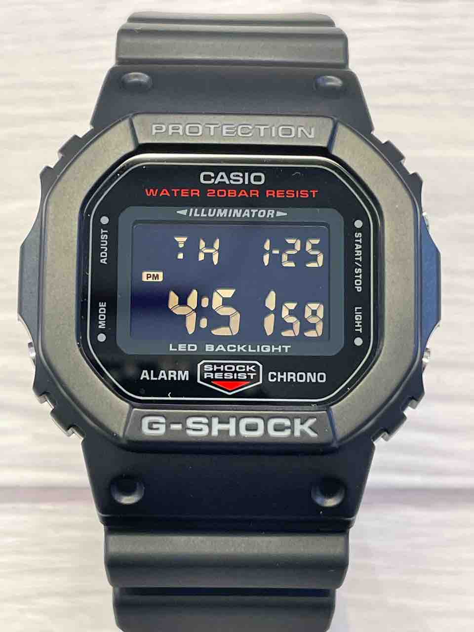 G-SHOCK】ブラック×レッドのデジタルモデル【DW-5600UHR-1JF