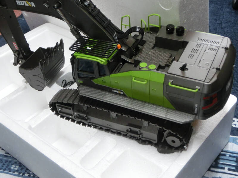 パワーショベルラジコン 1/14 RC建機　Huina 22ch動作システム Amazon.co.jp: 建設重機ラジコン 本格仕様 22ch 1/14スケール