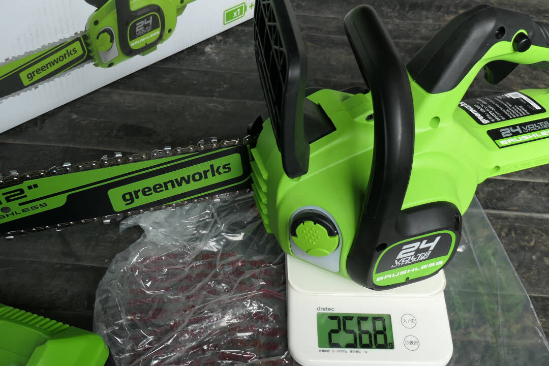 Amazon | Greenworks(グリーンワークス) 24V充電式電動チェーンソー グリーン ガイドバー30cm 大容量4Ah  USBバッテリー+充電器付属 高効率ブラシレスモーター搭載で高速カット 【日本正規輸入品】 CSG401 | チェーンソー