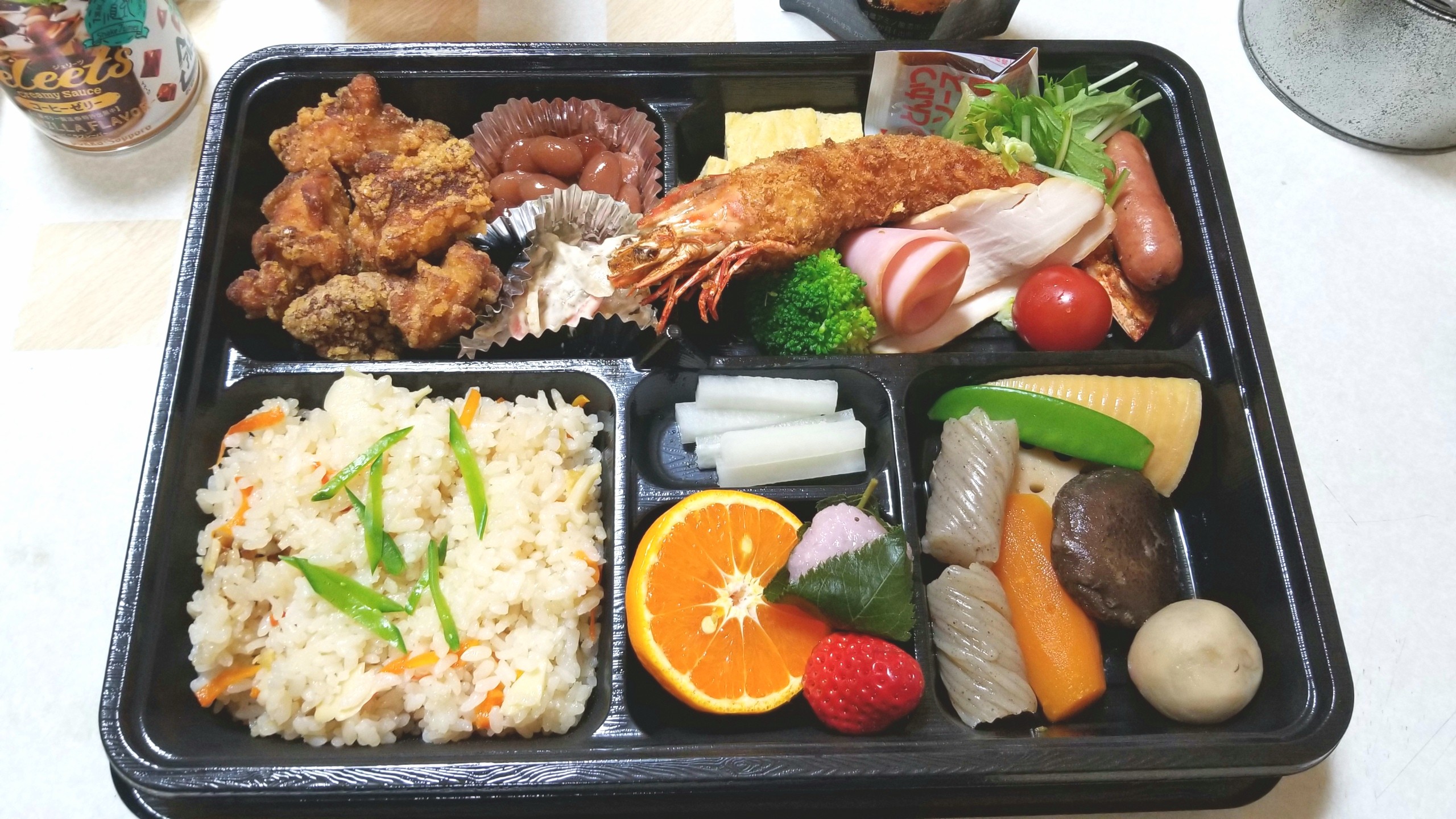 お花見シーズン時期,仕出し自宅,豪華なお弁当,美味しいエビフライ