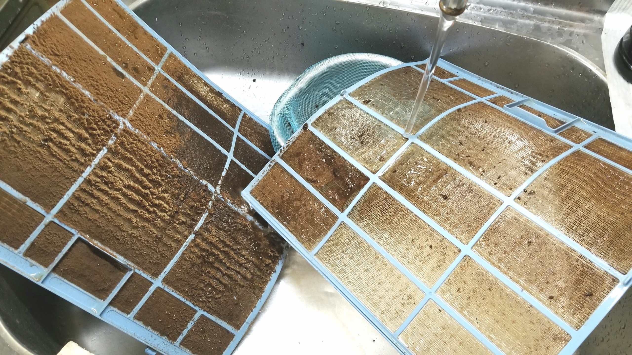 エアコンのフィルター大掃除,ほこり溜まる,汚ないやばいレベル,引く