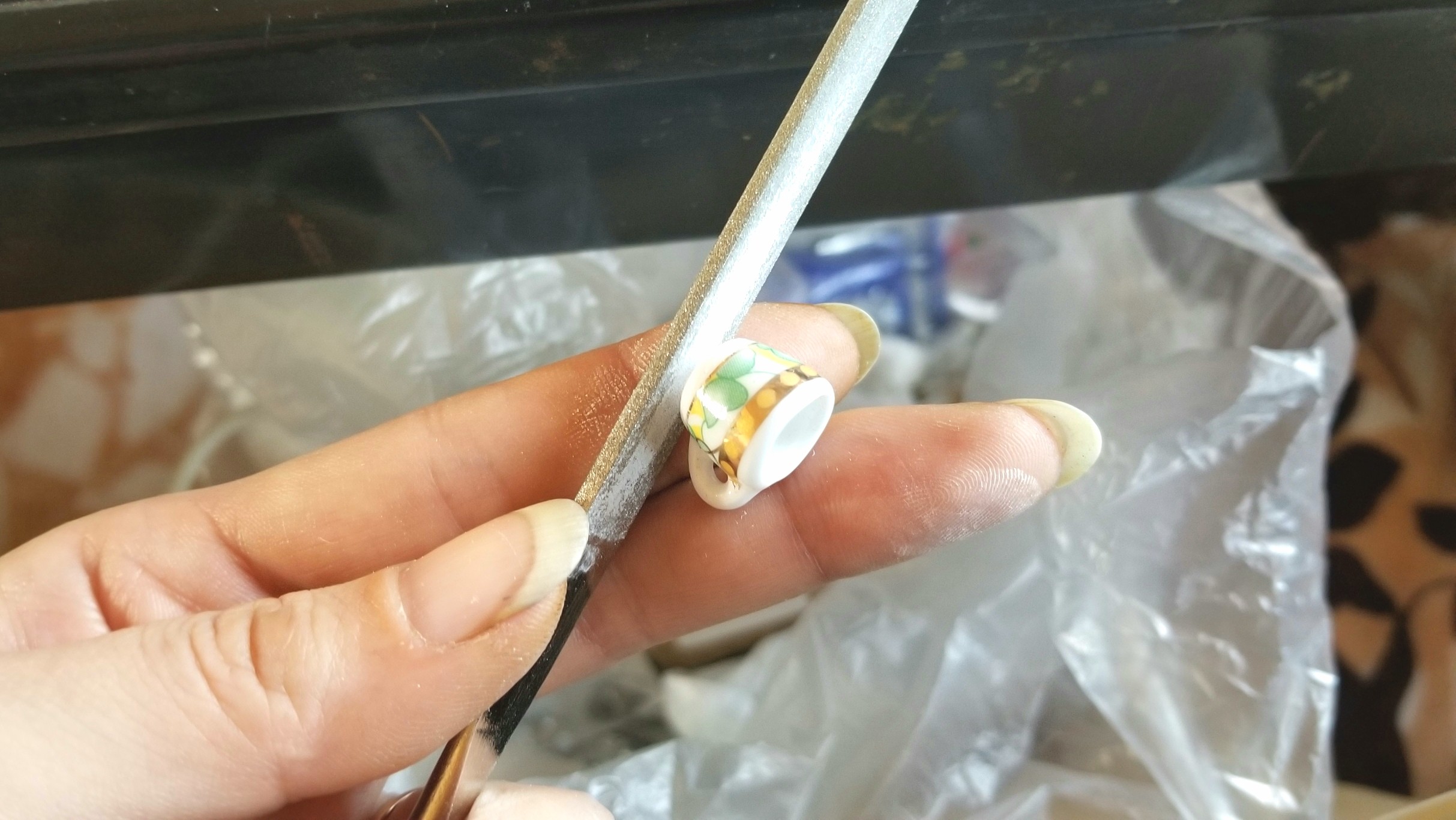 ミニチュア陶器グラスコップ,やすりがけ製作作業,ミンネ販売バリ取り