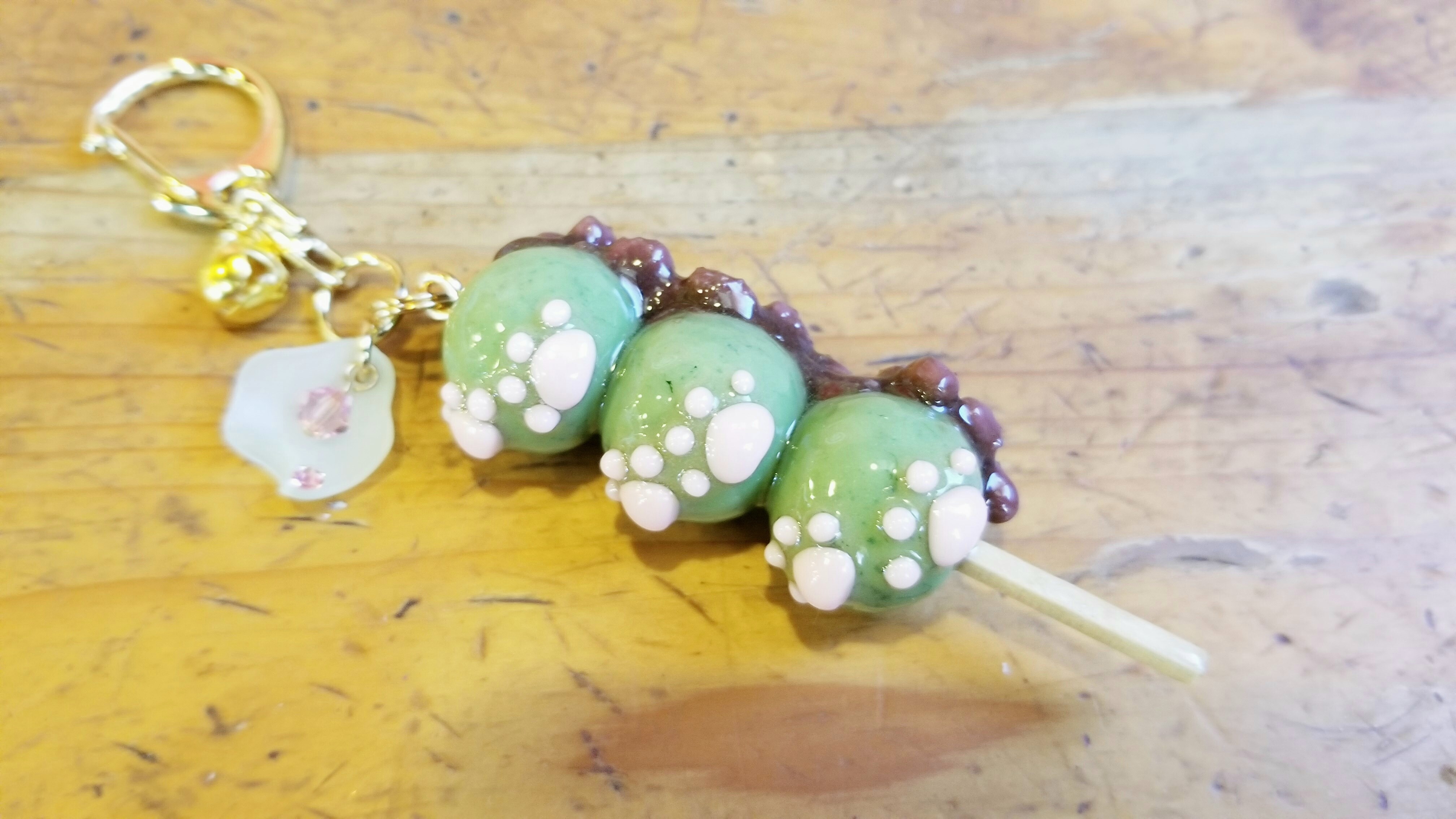 美味しそうなよもぎ草団子あんこたっぷりい可愛いハンドメイド小物