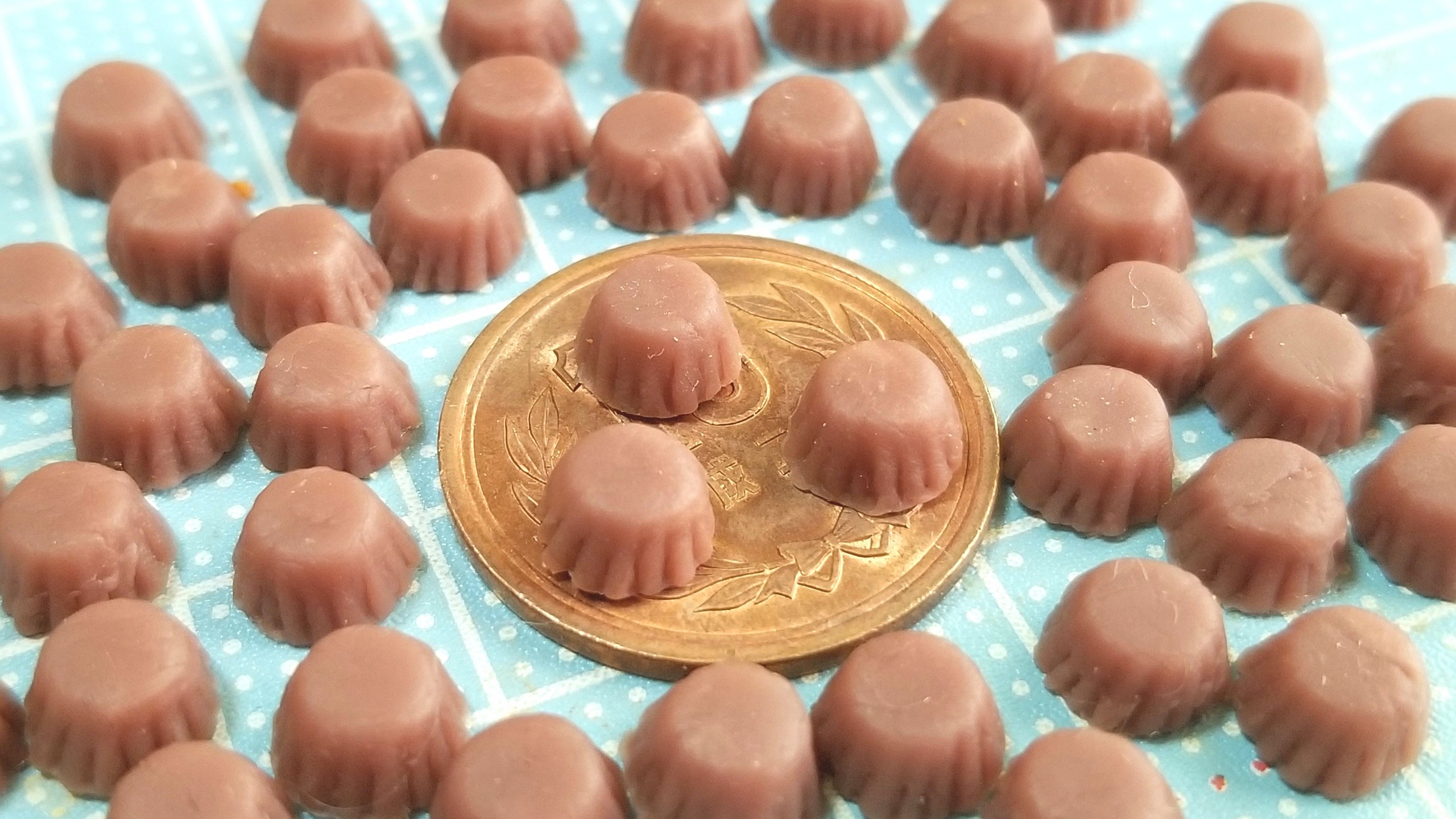 グラシンカップの着色 カップケーキ 樹脂粘土で作るミニチュアフード よもぎブログ よもぎの幸せ ミニチュアフード作家 の日常生活