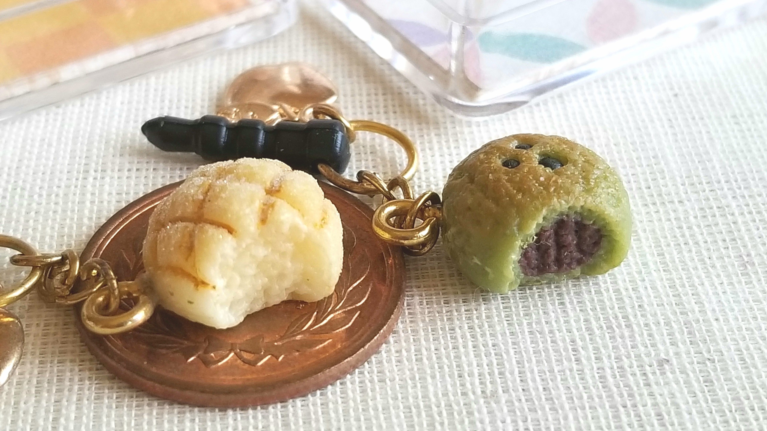ミニチュアフード,フェイク,かじり,食べかけ,メロンパン,あんぱん
