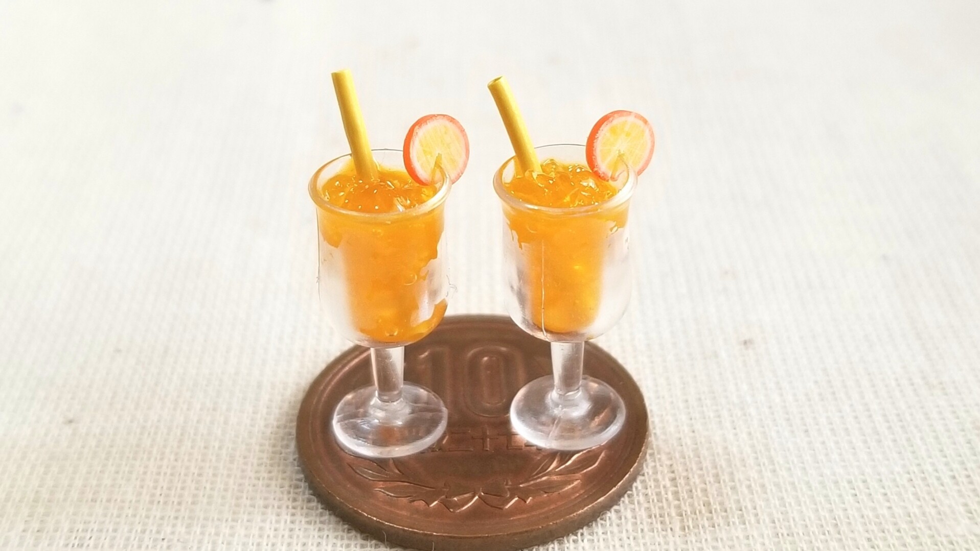 冷たい美味しいオレンジジュースお洒落な可愛い手作り小物飲み物