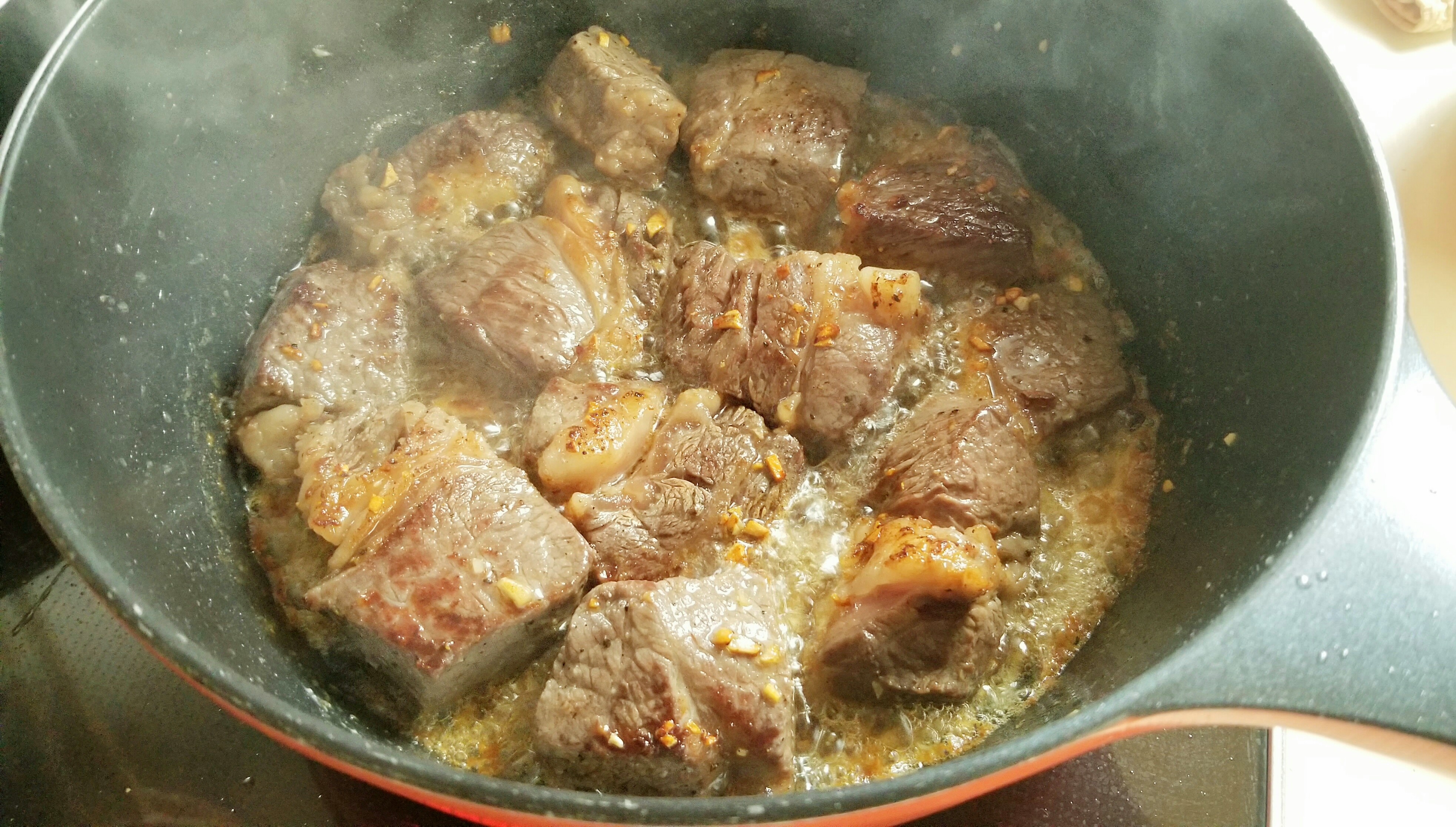 çèããã«ããŒãæããããšããããã¿ãŒå³ä»ãçŒãäžããããž
