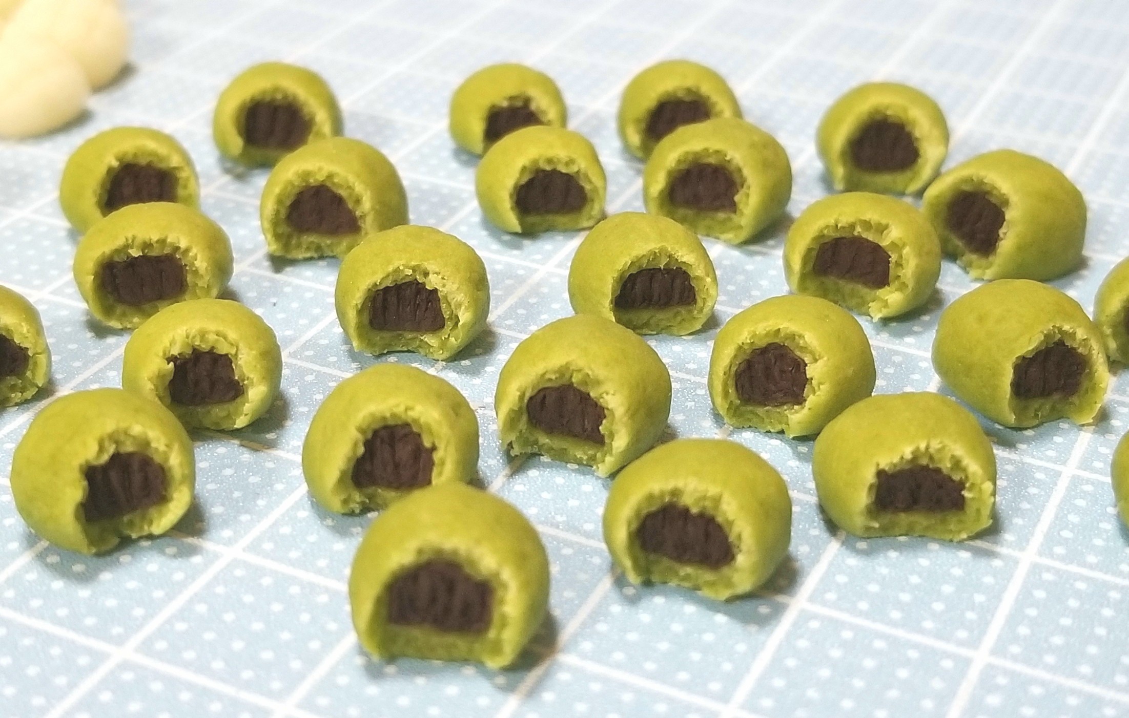 ミニチュアフード,よもぎパンの作り方,食べかけ,かじりかけ,樹脂粘土