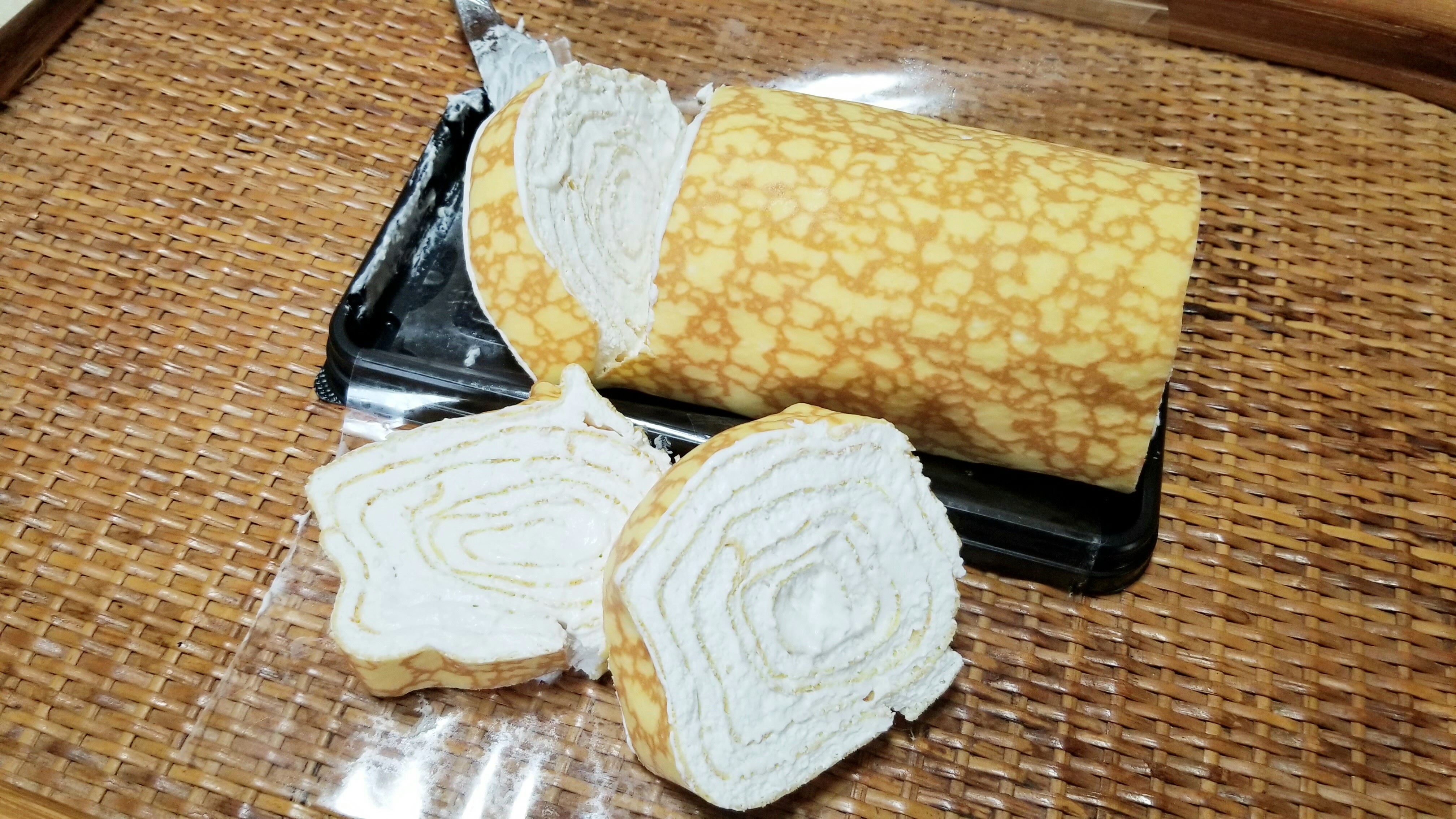生クリームたっぷりROISおいしいロールケーキおすすめスイーツブログ