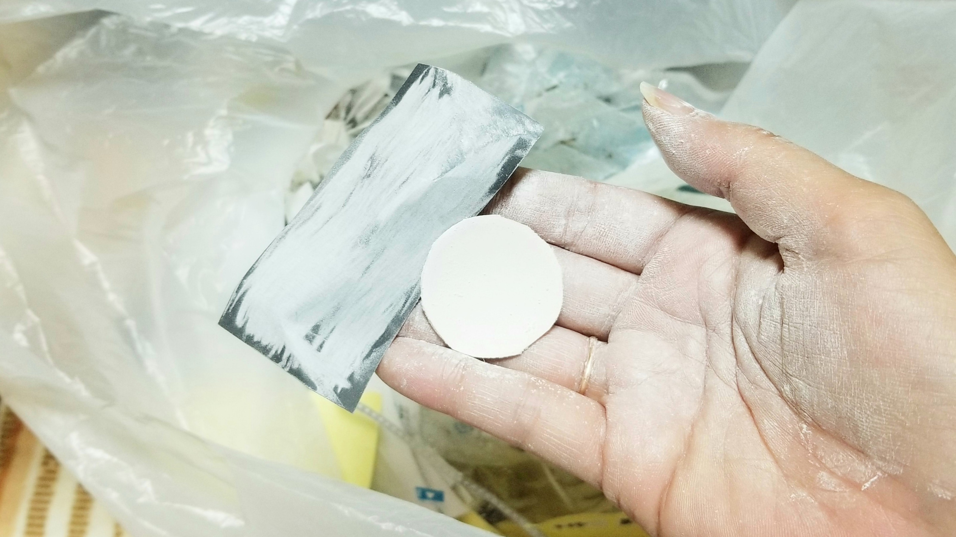 ミニチュア石塑粘土で丸食器お皿の作り方おすすめハンドメイドブログ