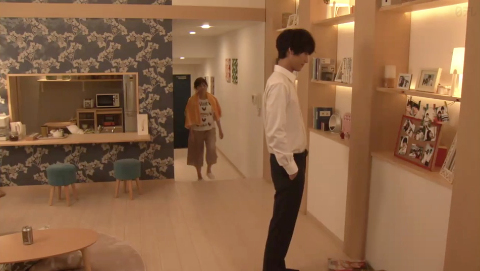 アクセントクロスが効いた一人暮らし女子の部屋 愛してたって 秘密はある 暮らしのかけら Tips Of Daily Life