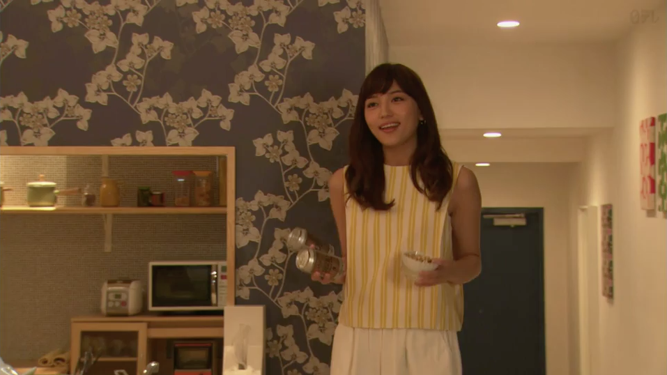 アクセントクロスが効いた一人暮らし女子の部屋 愛してたって 秘密はある 暮らしのかけら Tips Of Daily Life