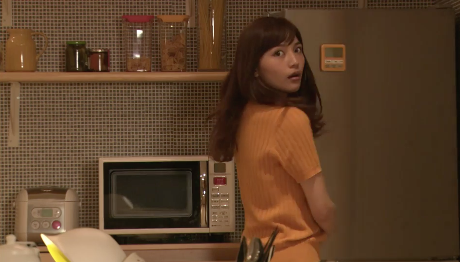 アクセントクロスが効いた一人暮らし女子の部屋 愛してたって 秘密はある 暮らしのかけら Tips Of Daily Life