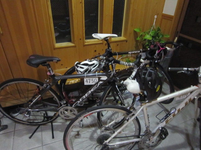 彼は彼の自転車で仕事に行きます 英語
