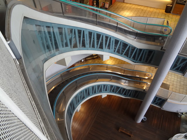 大阪のスパイラルエスカレーター 日本観光ミシュラン