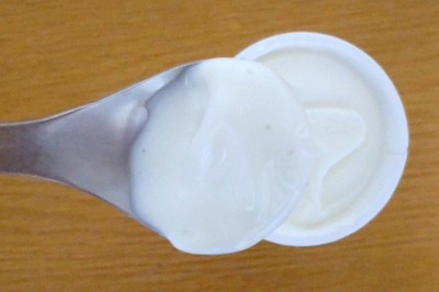Lady Borden（レディーボーデン）のミニカッププレミアムミルクをスプーンですくった写真