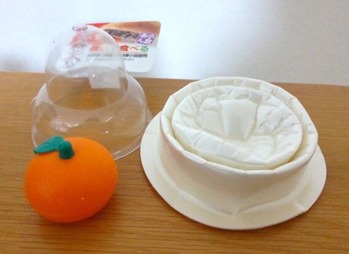 うさぎもちのあんこ餅入りお鏡餅のらくペタ容器をつぶした写真