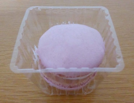 山崎製パンのトゥンカロンいちごを袋から出した写真