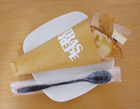 ストラスブール日本大通り店限定のストラスクレープとスプーン写真