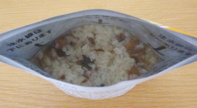 尾西の五目ごはんにお湯を入れた写真