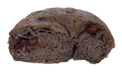 BAGEL8744(ベーグルハナヨシ)のチョコラムレーズンベーグルの断面写真
