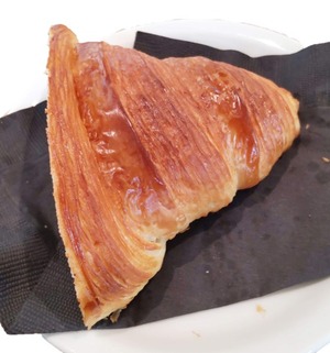 ZEBRA Coffee&Croissant(ゼブラ コーヒーアンドクロワッサン)横浜店のクロワッサンを横から見た写真