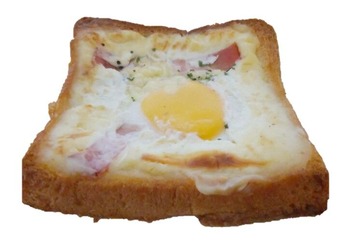 FRESHNESSパン工房のエッグトーストを横から見た写真