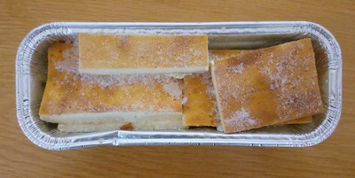 スイーツファクトリーの切り落としチーズバーを袋から取り出した写真