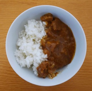 只々、旨い 超ビーフカレーをお皿に盛った写真