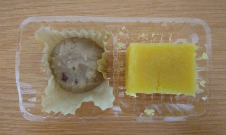 ローソンUchiCafeの栗きんとん・芋ようかんを袋から出した写真