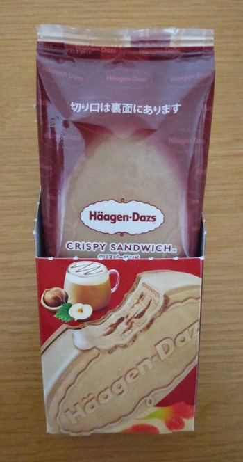 Haagen-Dazs(ハーゲンダッツ)のクリスピーサンドヘーゼルナッツラテの箱を開けた写真