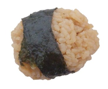 日本橋天丼天むす金子半之助の天むす(黒)を裏から見た写真