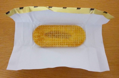 バターのいとこのミルク味の包装紙を開いた写真
